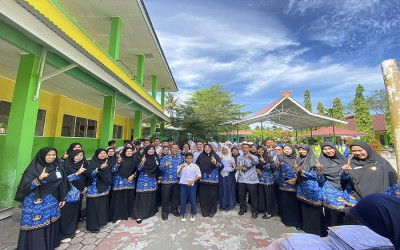 Bantuan seragam sekolah yang diserahkan oleh Bupati Kabupaten Bengkalis, Ibu Kasmarni, S.Sos., MMP